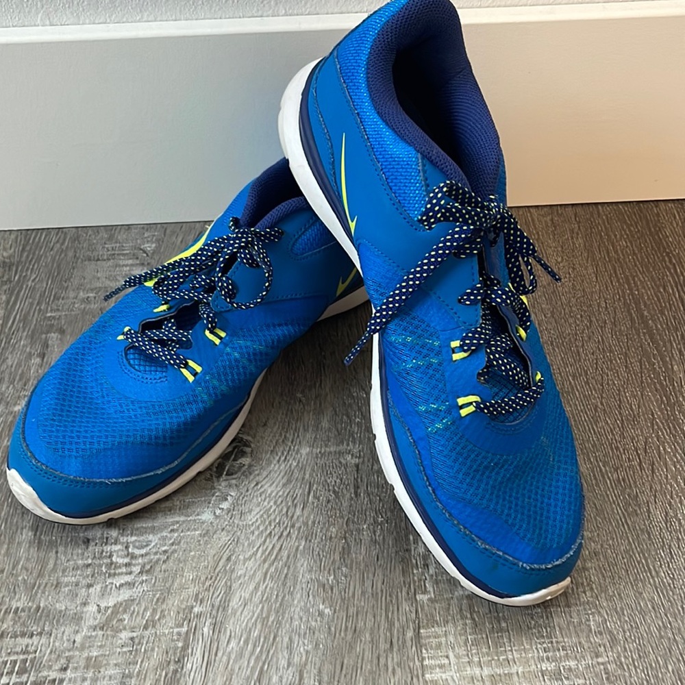 Women’s NIKE shoes size 10